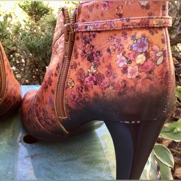 ICON (8M) WOMEN’S Leather Art ankle heel boots, inner side zip. Pre-owned - Picture 5 of 11